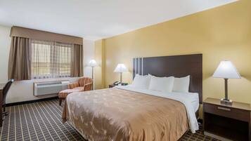 Standaard kamer, 1 kingsize bed, niet-roken | Luxe beddengoed, een kluis op de kamer, een bureau