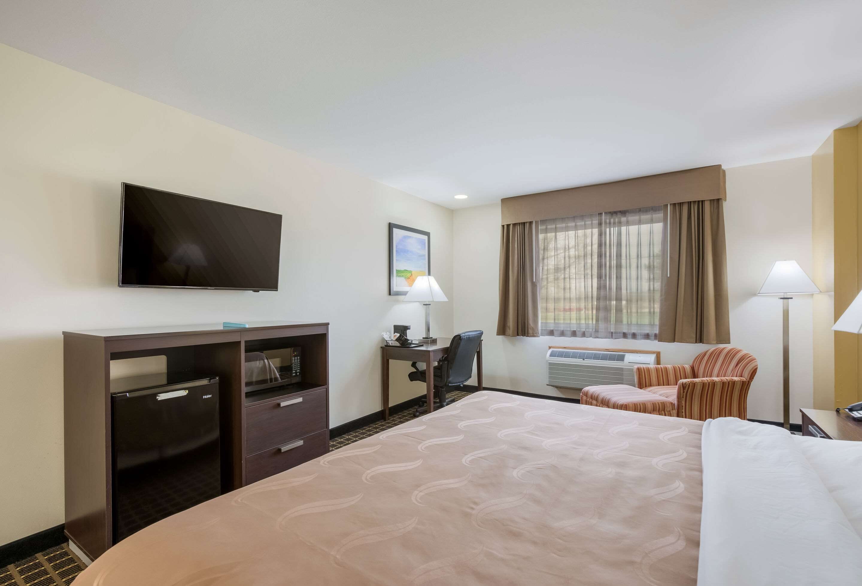 standard room, 1 king bed, non smoking | premium bedding, in-room safe, desk, blackout curtains