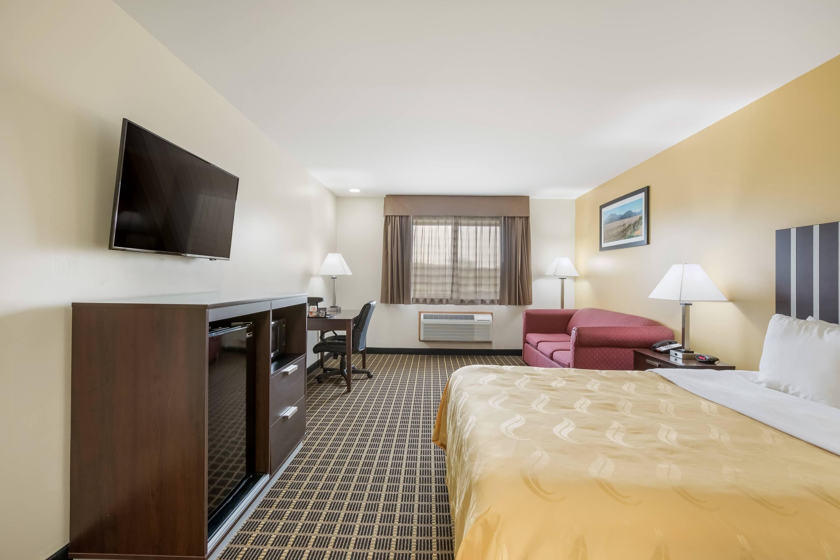 Standard Room, Non Smoking | Premium bedding, in-room safe, desk, blackout drapes