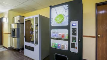 Una macchina distributrice con un’immagine di fetta di lime, un erogatore d’acqua e un frigorifero.