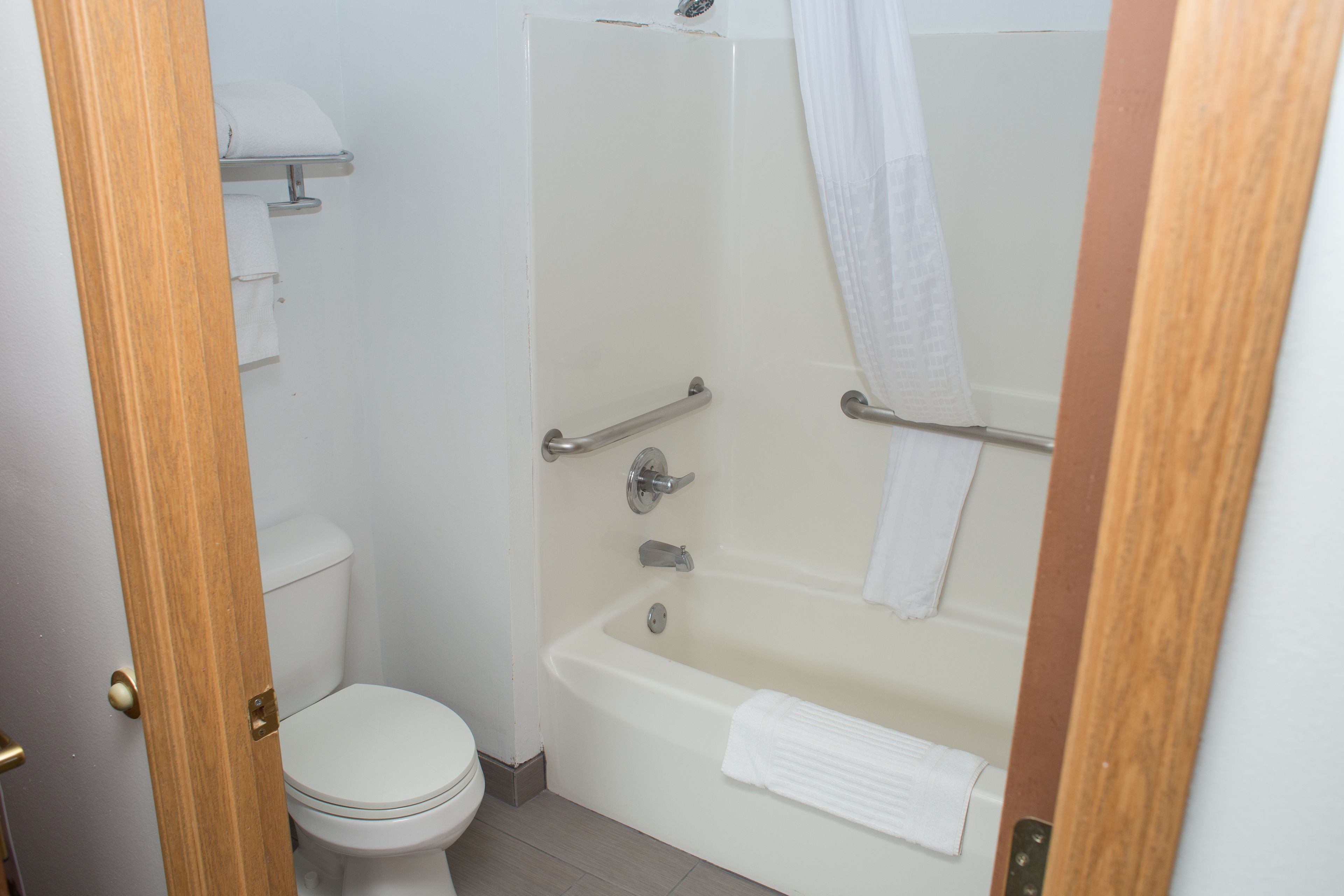 standard room, non smoking | bathroom | free toiletries, hair dryer, towels
