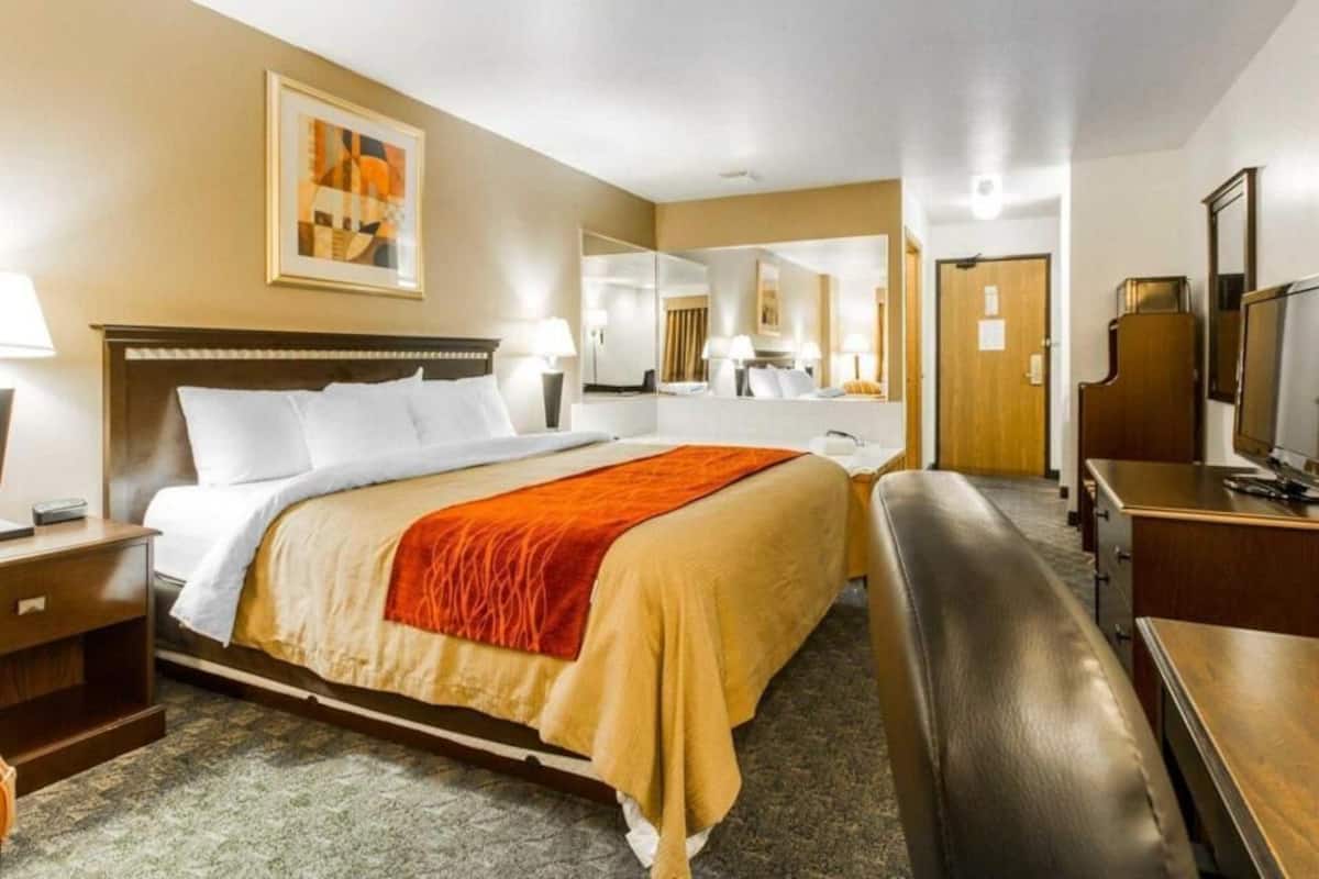 Premium bedding, in-room safe, desk, blackout drapes