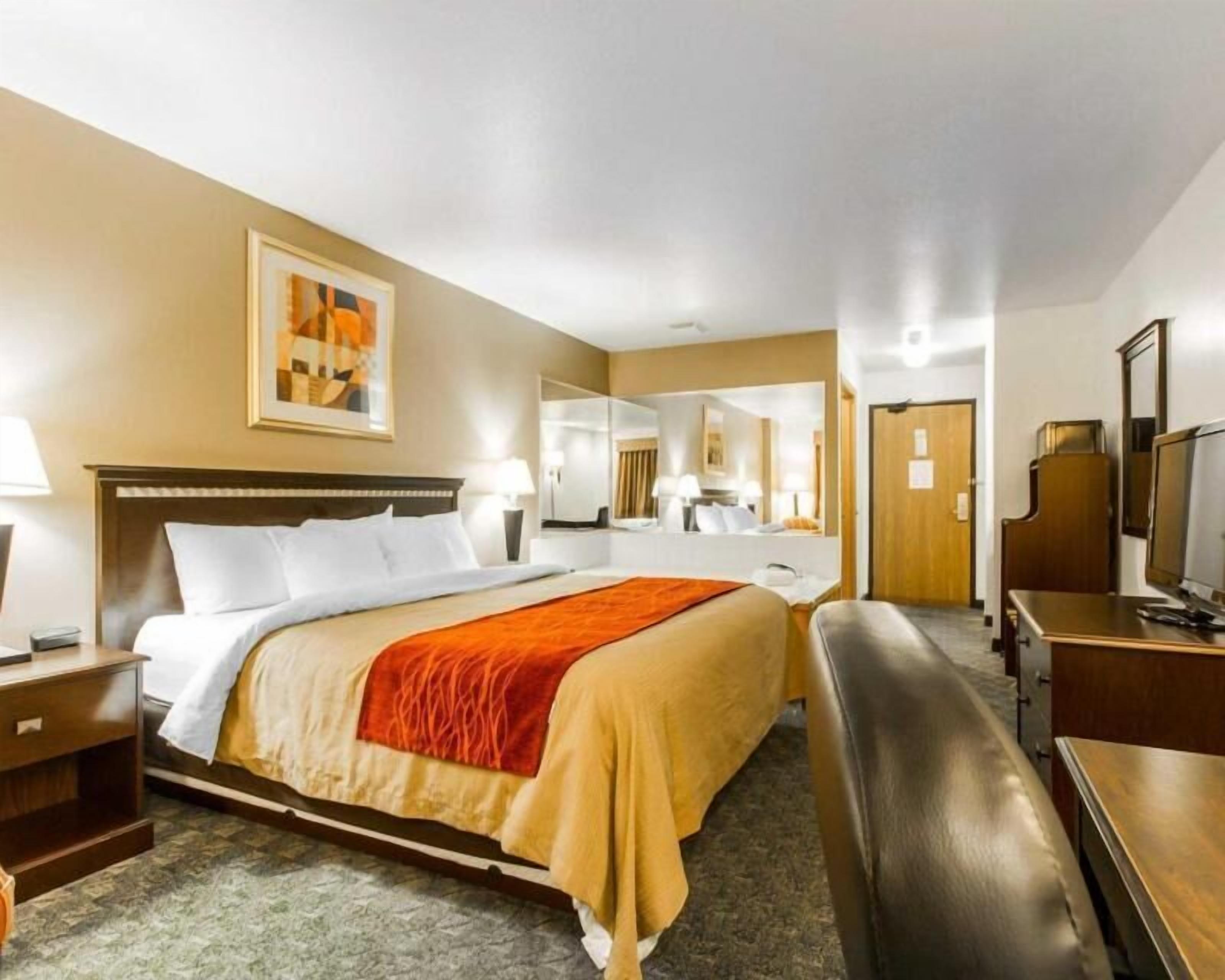 Premium bedding, in-room safe, desk, blackout drapes