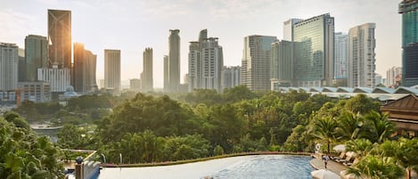 Kolam renang outdoor, dengan payung kolam renang dan kursi berjemur