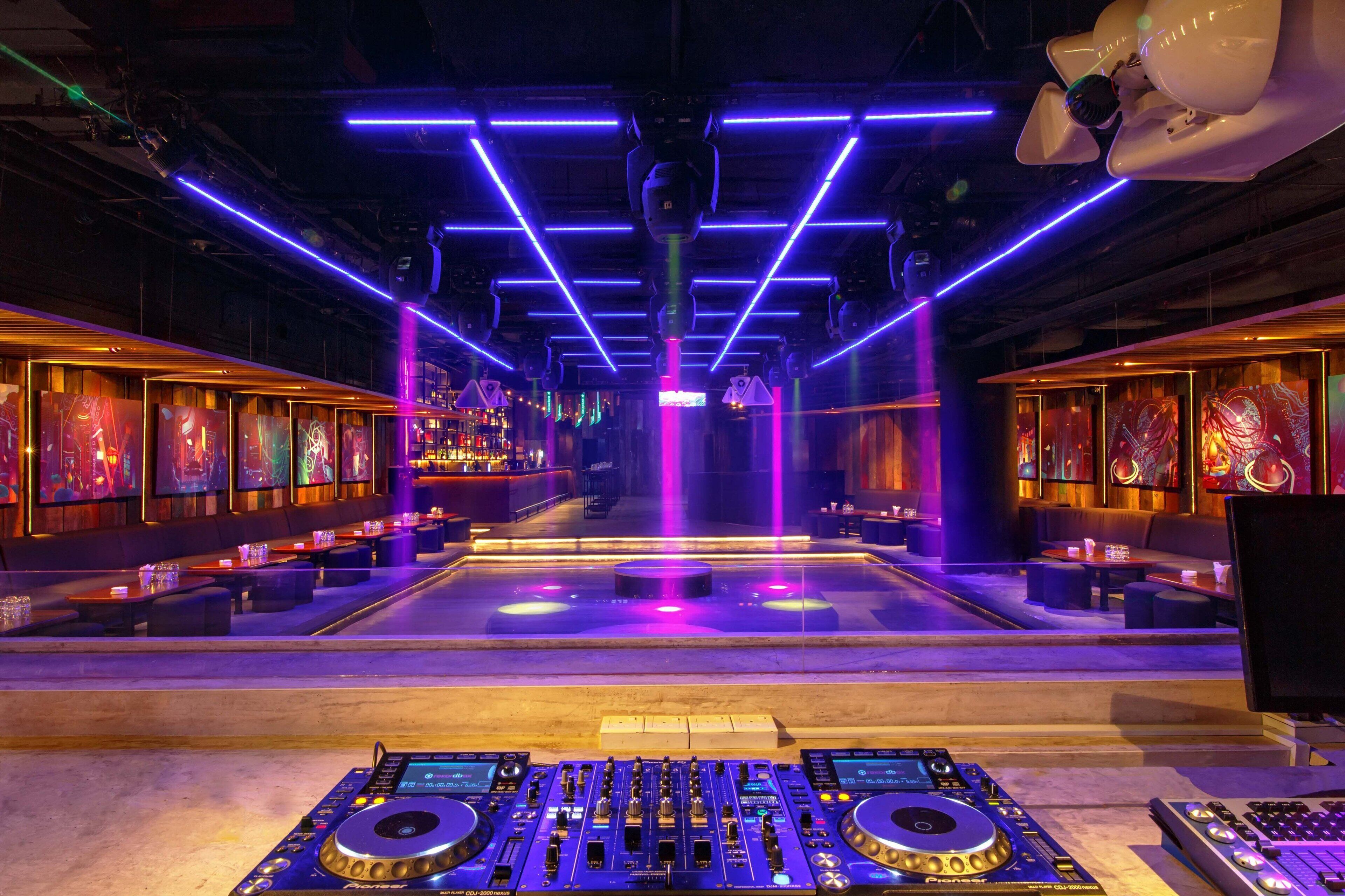 3 bars/lounges, cocktail bar