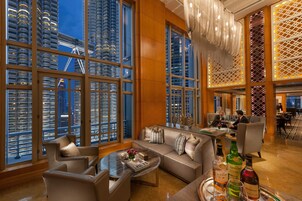3 bars/lounges, cocktail bar