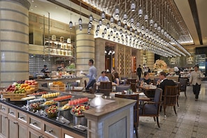 4 restaurants; breakfast, lunch, dinner, and brunch served