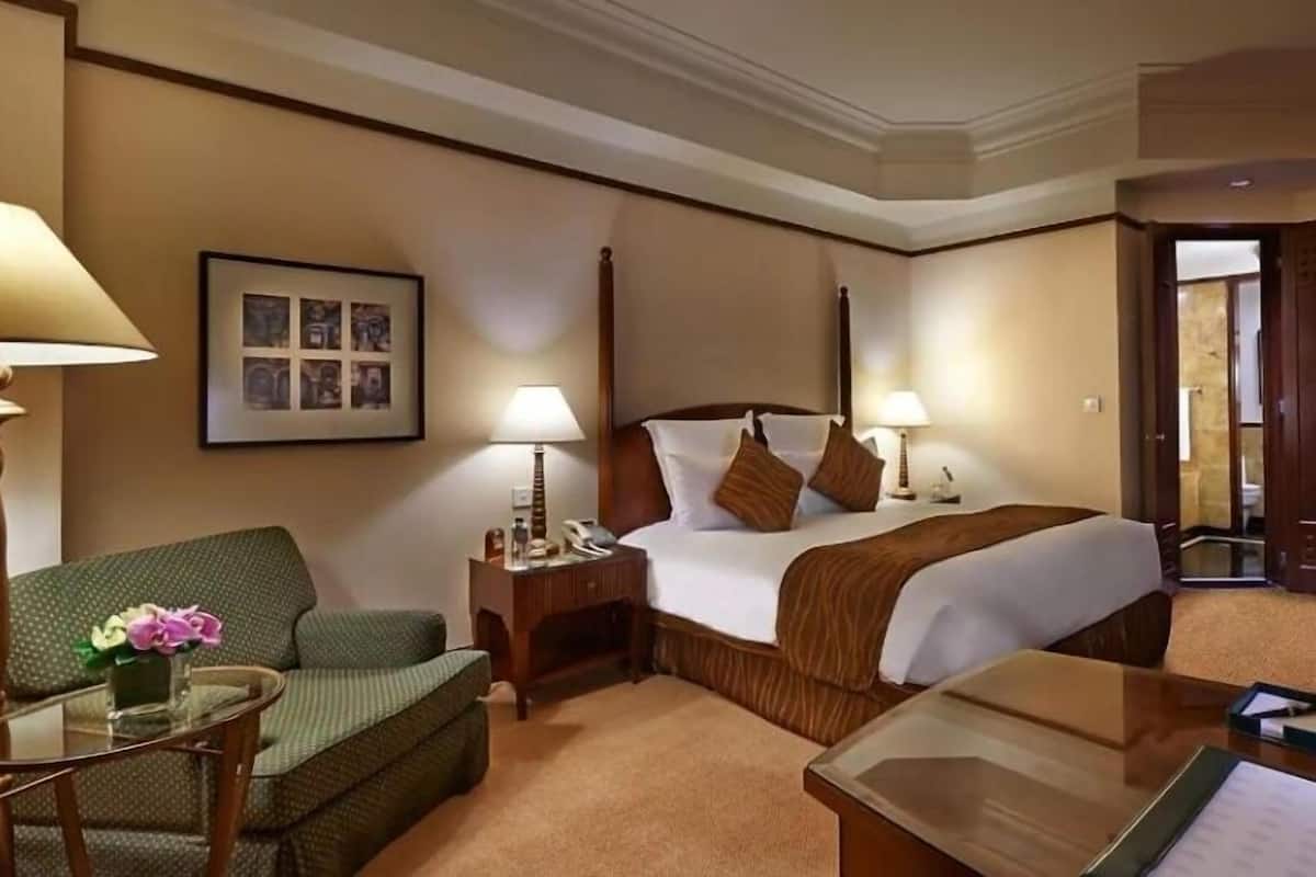 Premium bedding, down comforters, minibar, in-room safe