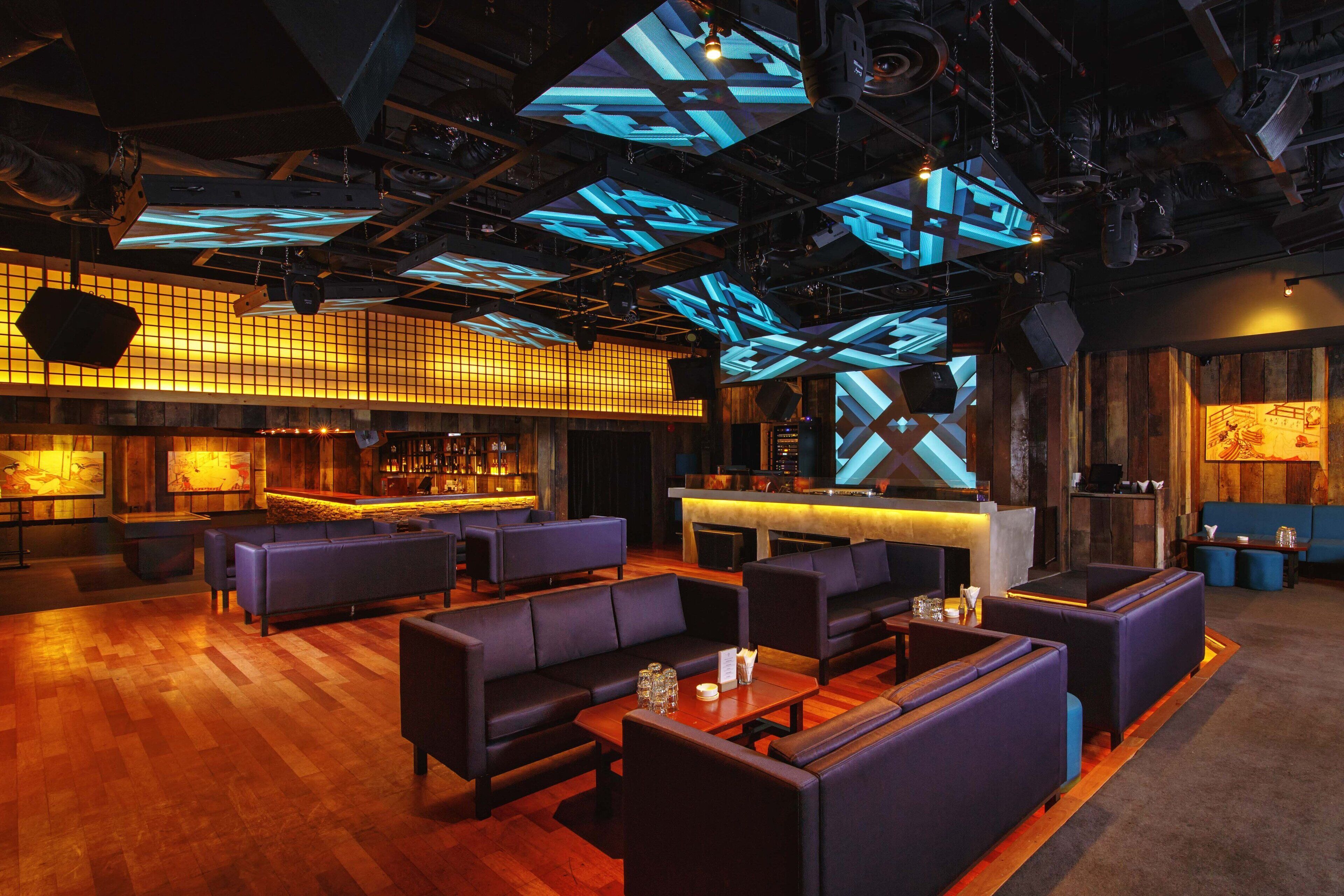 3 bars/lounges, cocktail bar