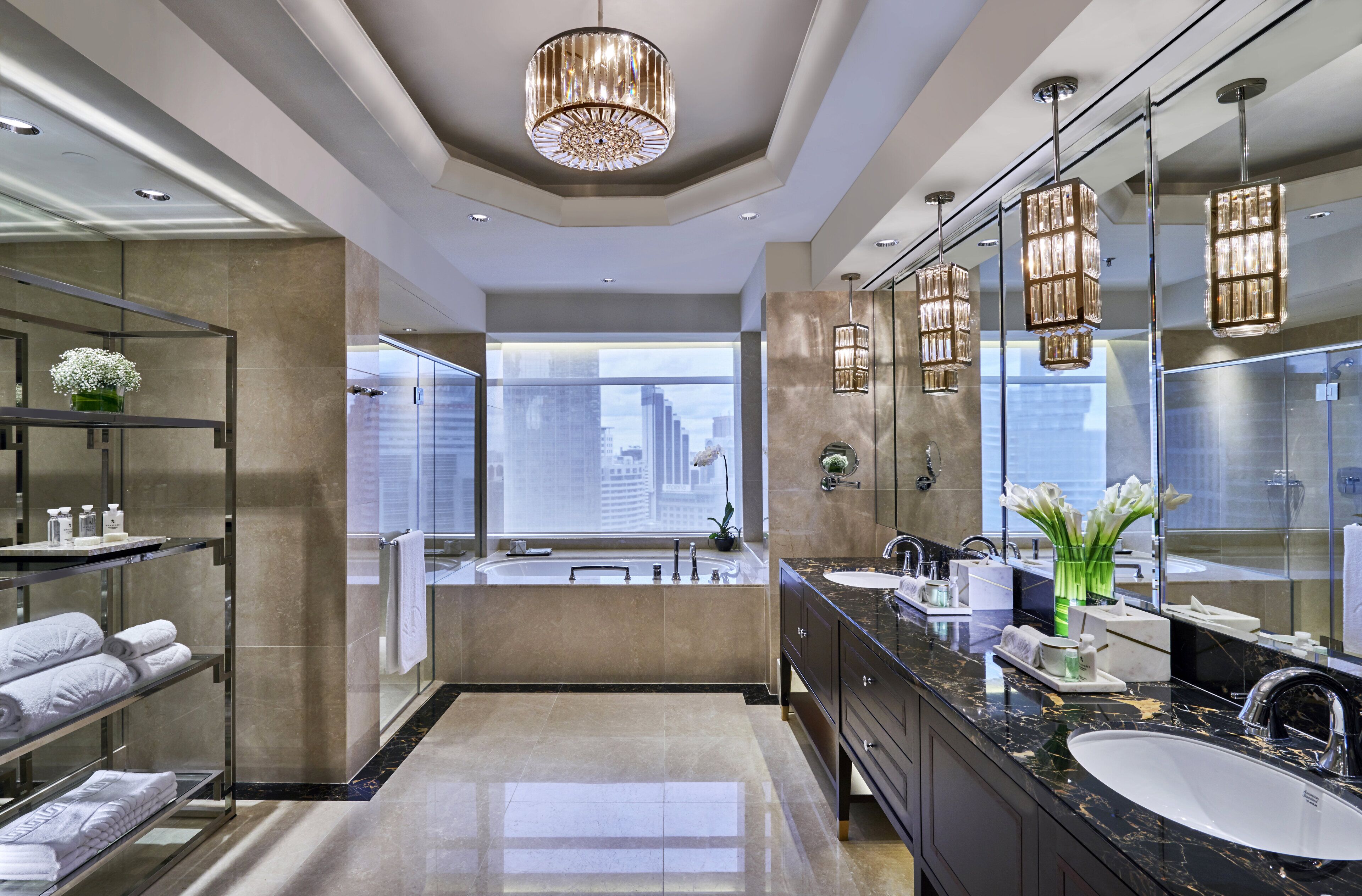 Un baño moderno con un espejo grande, una bañera y un tocador con lavabo.