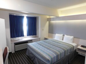 In-room safe, desk, blackout curtains, free WiFi - Travelodge by Wyndham Chadron (Chadron)