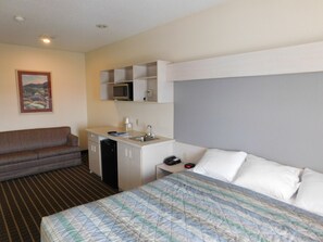 Studio Suite, 1 King Bed, Non Smoking | In-room safe, desk, blackout drapes, free WiFi