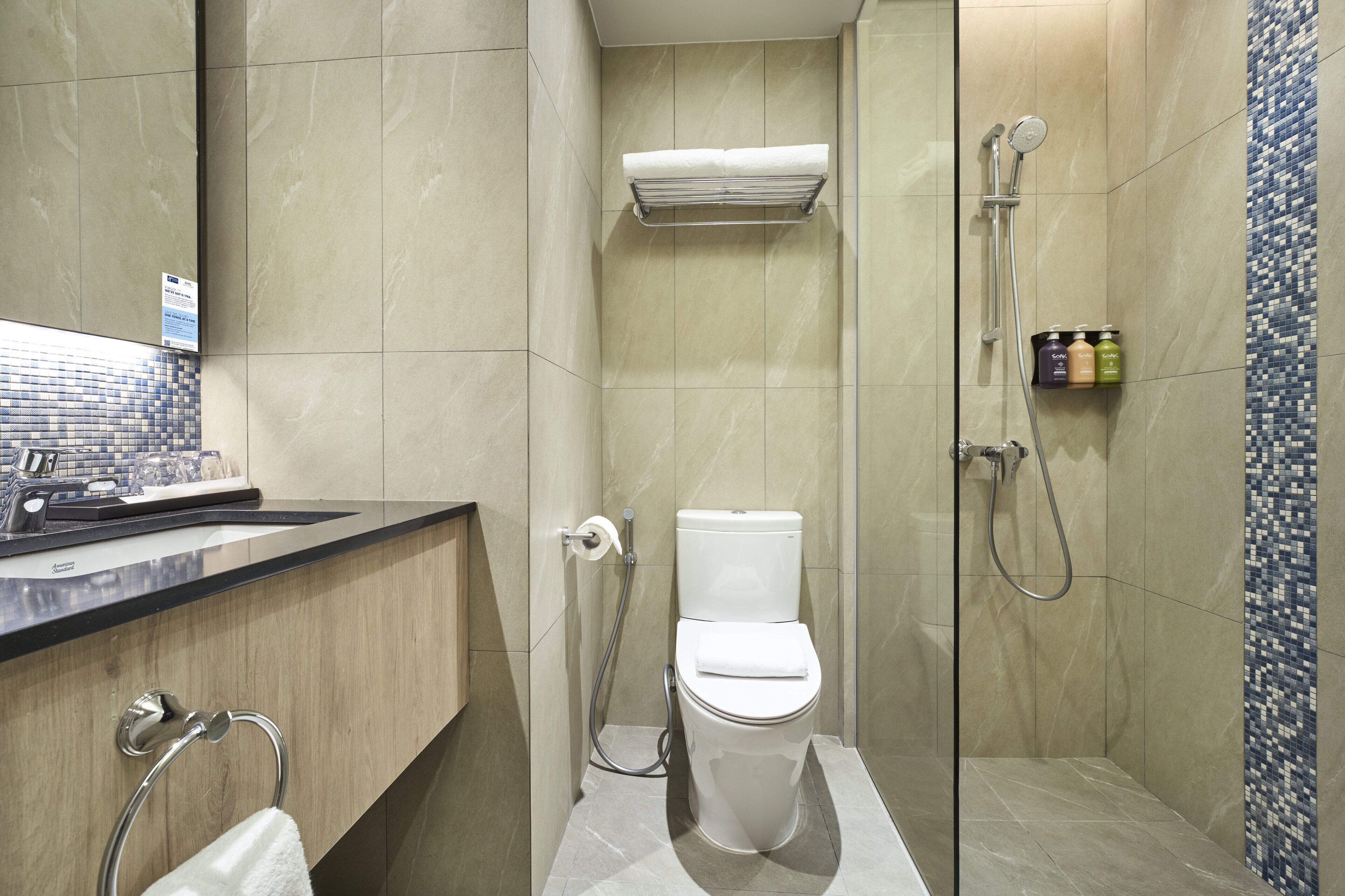 Un baño moderno con inodoro, ducha y lavamanos.