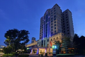 Exterior - Holiday Inn Express and Suites Singapore Novena by IHG (Singapore)