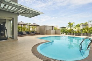 Una piscina al aire libre