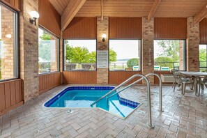 Indoor pool - Rodeway Inn Coopersville (Coopersville)