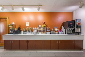 Free continental breakfast  - Rodeway Inn Coopersville (Coopersville)