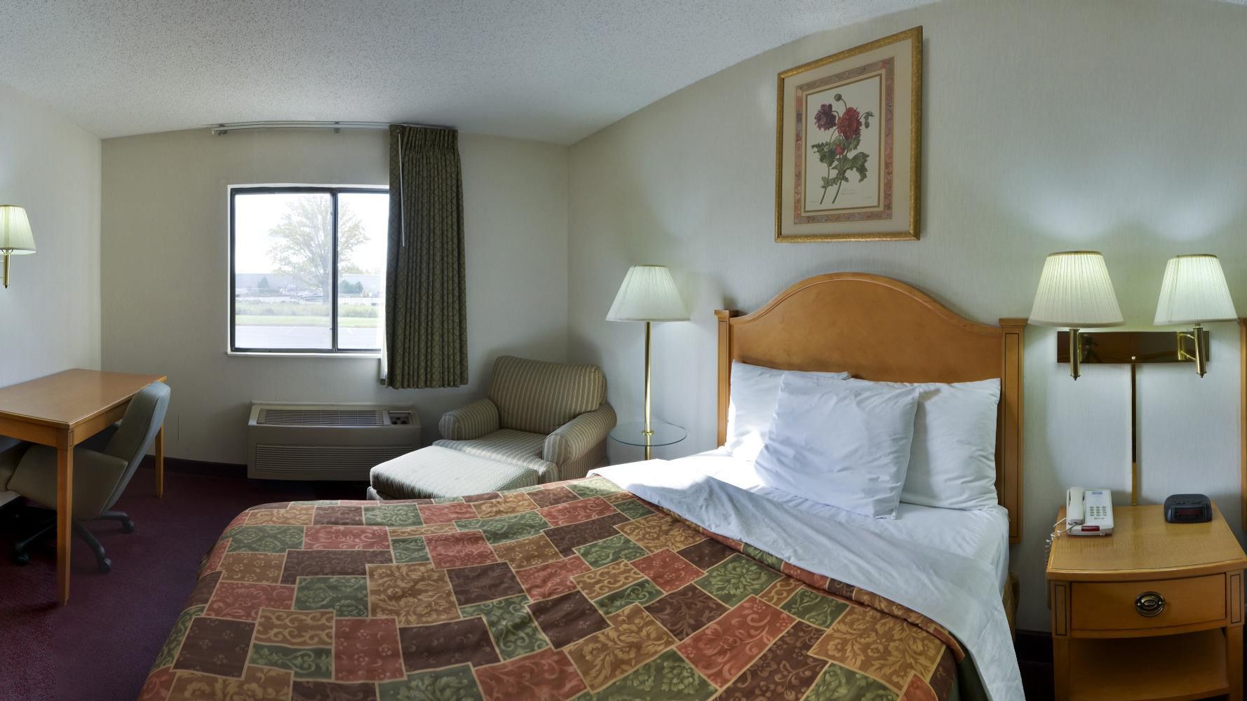 Zimmersafe, Schreibtisch, Verdunkelungsvorhänge, Bügeleisen/Bügelbrett