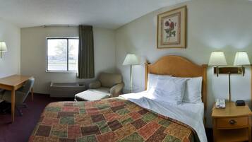 Zimmersafe, Schreibtisch, Verdunkelungsvorhänge, Bügeleisen/Bügelbrett