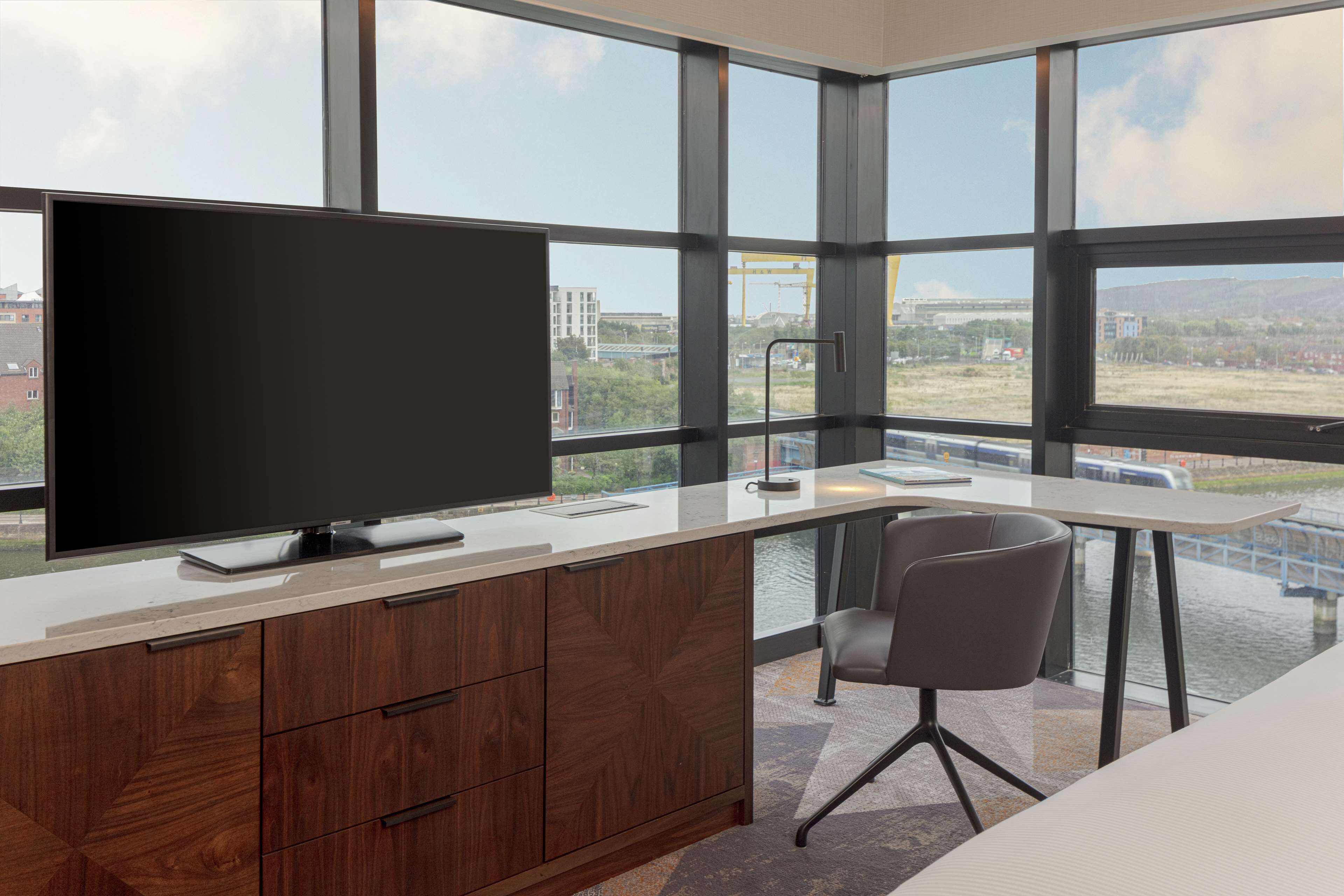 Estudio, 1 cama de matrimonio grande | Ropa de cama de alta calidad, caja fuerte, escritorio