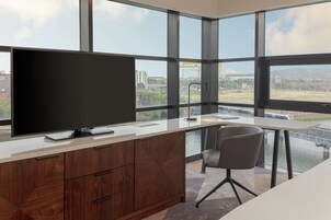 Ropa de cama de alta calidad y caja de seguridad en la habitación 