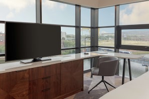 Studio, 1 King Bed | Premium bedding, in-room safe, desk, iron/ironing board