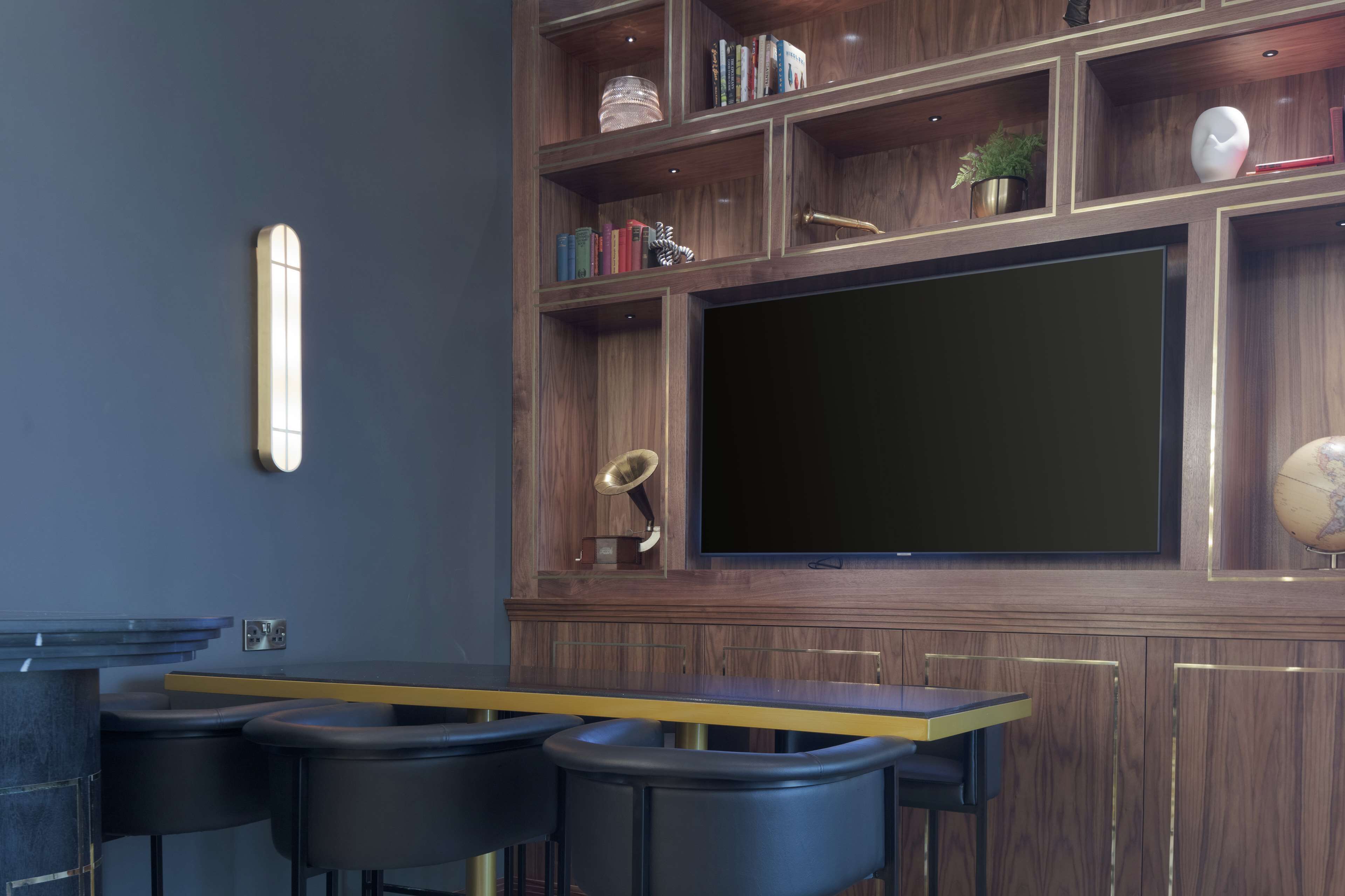 serves lunch and dinner