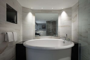 Executive Suite, 1 King Bed | Bathroom | Combined shower/tub, free toiletries, hair dryer, towels - Hilton Belfast hotel (Belfast)