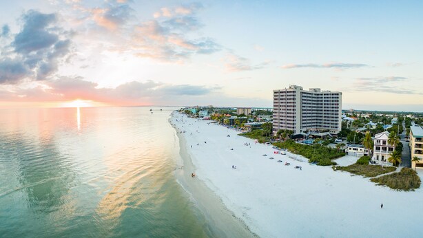 A beachfront hotel with a pool, beach, and ocean view. - DiamondHead Beach Resort (Fort Myers Beach)
