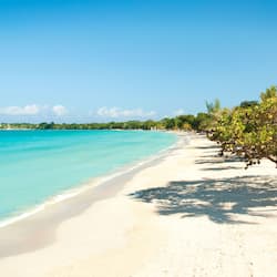 Private beach, white sand, sun loungers, beach towels