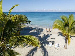 Playa privada, arena blanca, sillas reclinables de playa