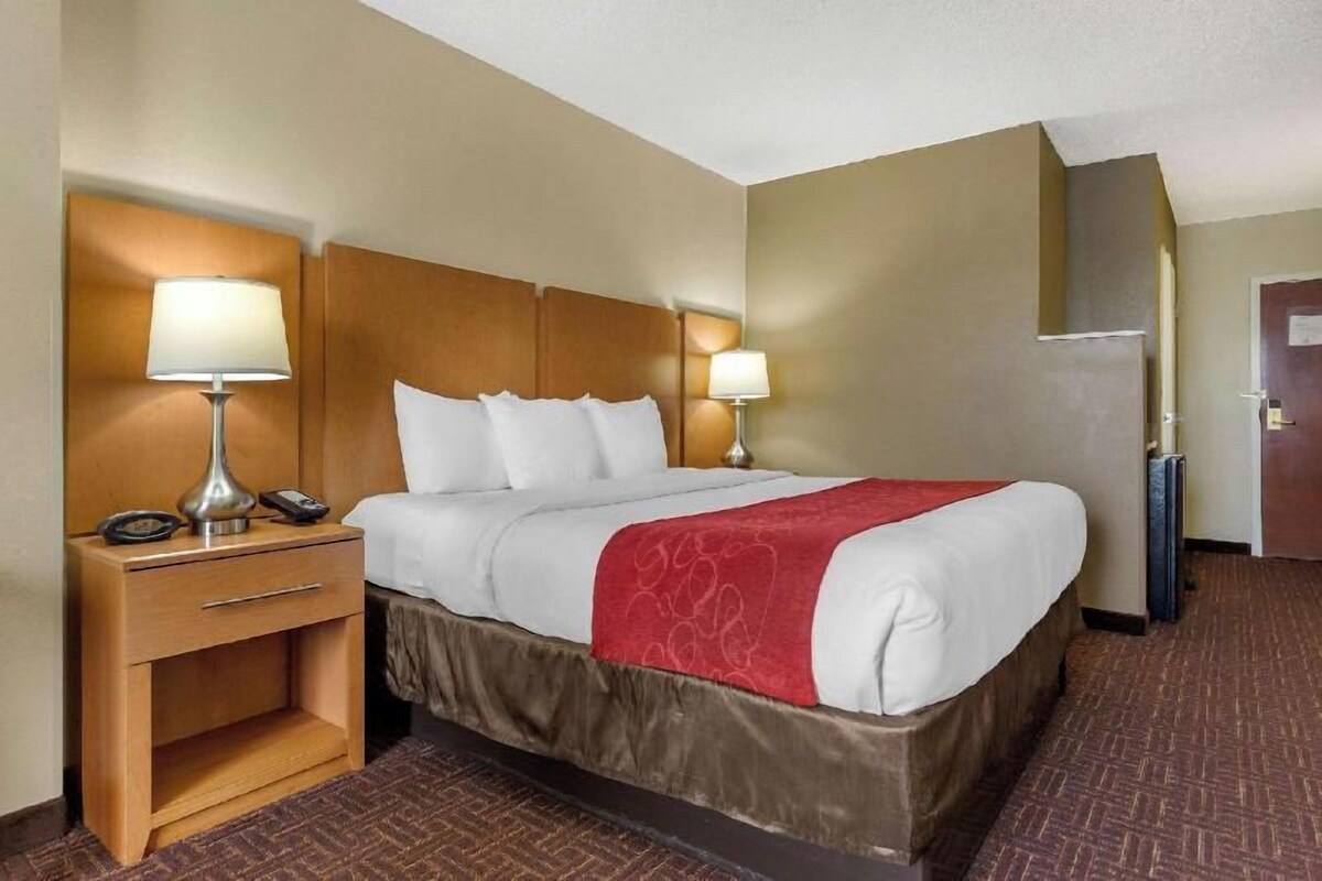 Pillowtop beds, desk, laptop workspace, blackout drapes