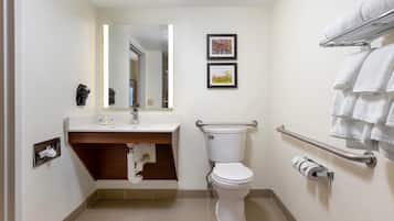 Un baño moderno con inodoro, lavamanos y toallero.