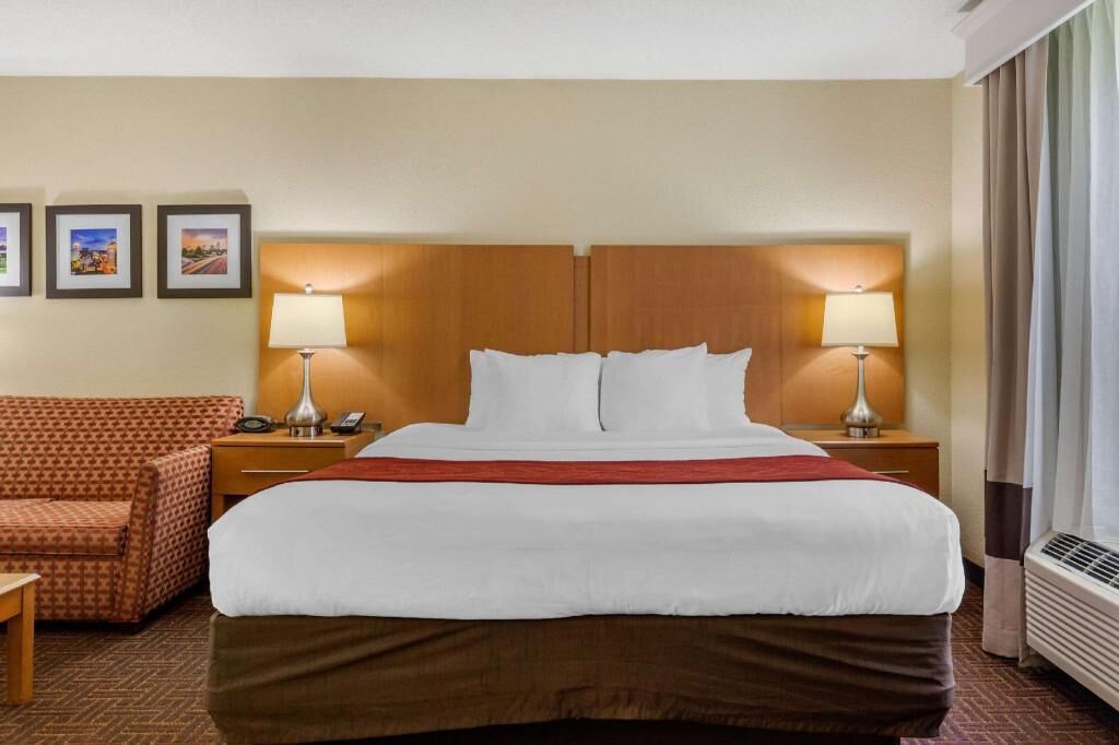 Pillowtop beds, desk, laptop workspace, blackout drapes