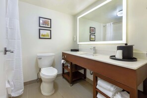 Suíte, 1 cama King e sofá-cama, para não fumantes | Banheiro | Produtos de toalete grátis, secador de cabelo, toalhas de banho 