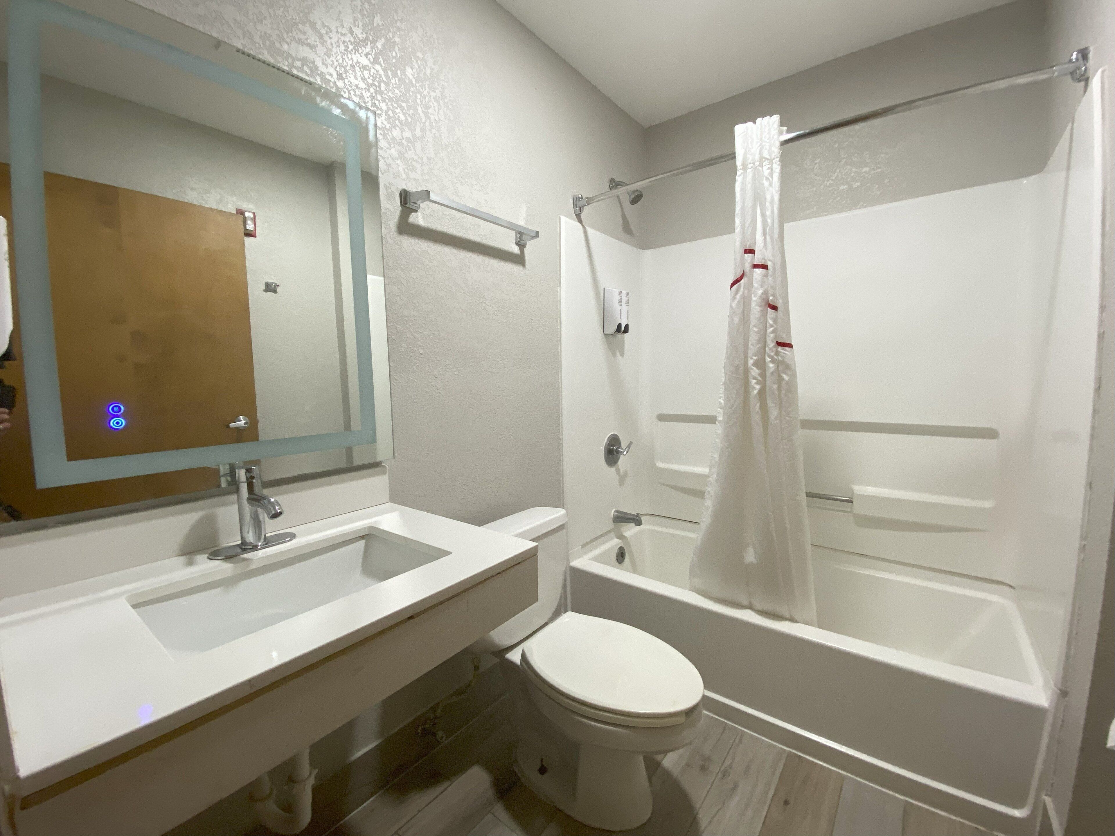 Bañera con ducha, artículos de tocador gratuitos, secador de pelo