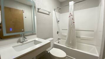 Bañera con ducha, artículos de tocador gratuitos, secador de pelo