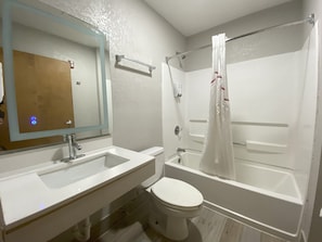 Een bad/douchecombinatie, gratis toiletartikelen, een haardroger
