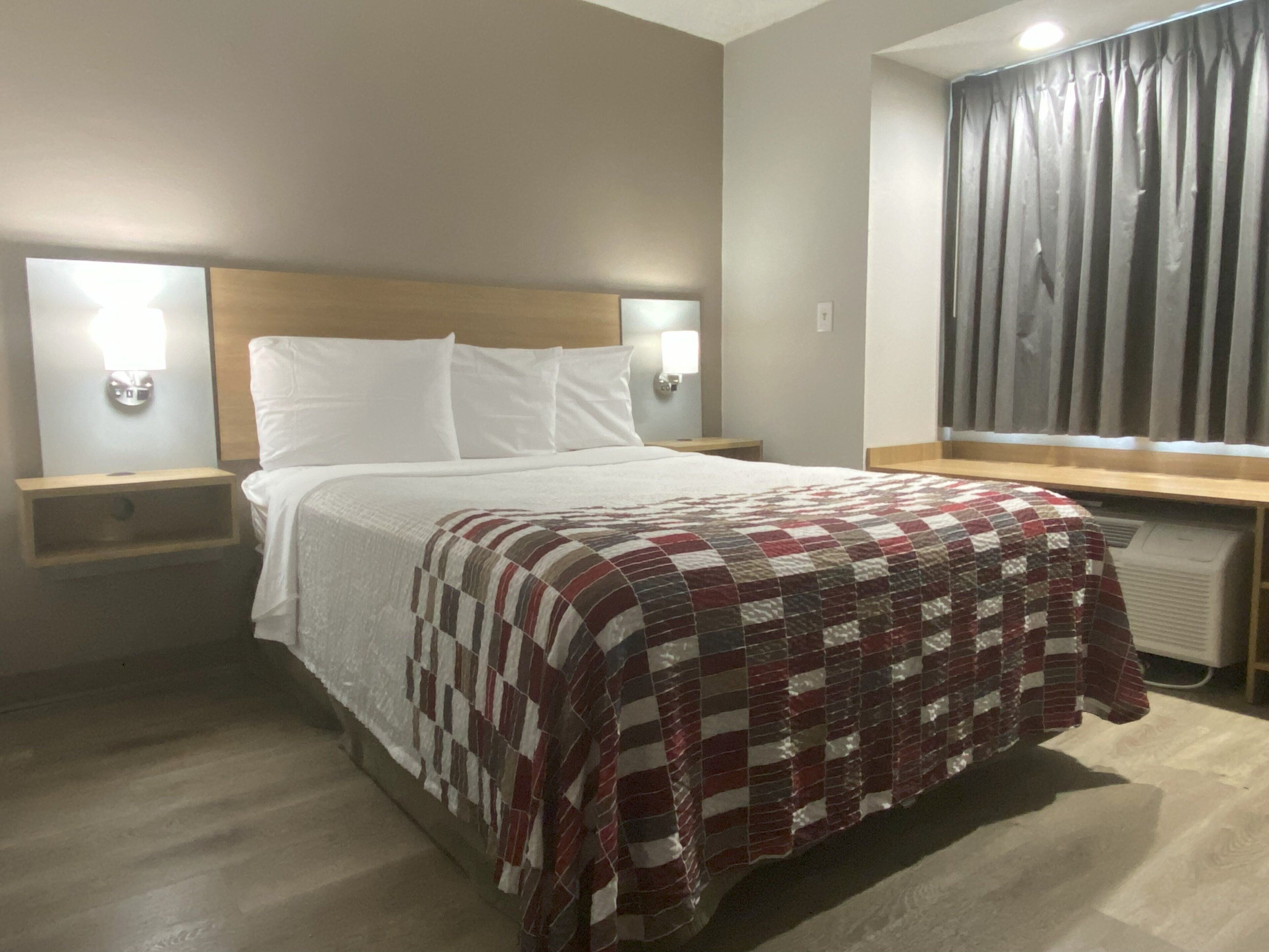 客房内保险箱、办公桌、遮光窗帘、熨斗/熨板