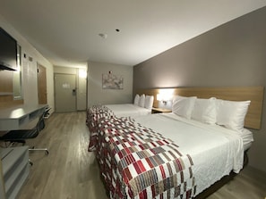 In-room safe, desk, blackout drapes, iron/ironing board - Red Roof Inn Winston-Salem (Winston-Salem)