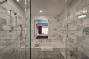 Suite Signature, 1 très grand lit et 1 canapé-lit, en angle (Magi Suite) | Salle de bain