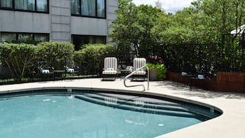 Piscine extérieure, parasols de plage, chaises longues
