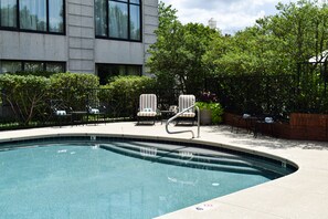 Piscine extérieure, parasols, chaises longues