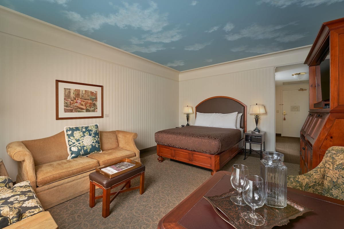 Room, 1 Queen Bed, Accessible | Egyptian cotton sheets, premium bedding, in-room safe, desk