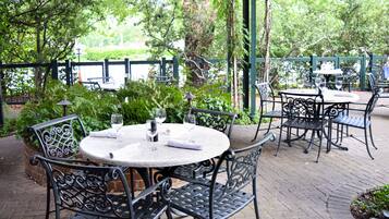 Se sirven comidas, cenas y cocina mediterránea con vista al jardín