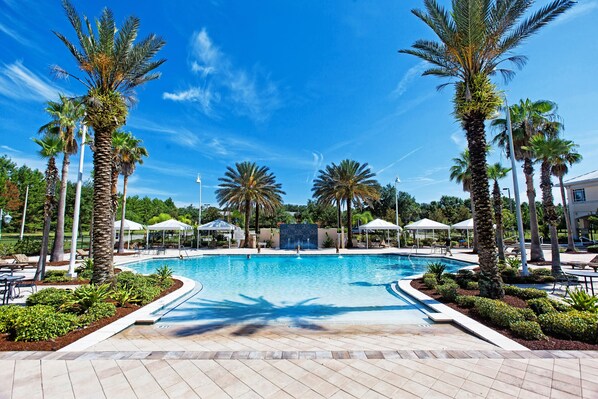 Outdoor pool, sun loungers - Monumental Hotel Orlando (Orlando)