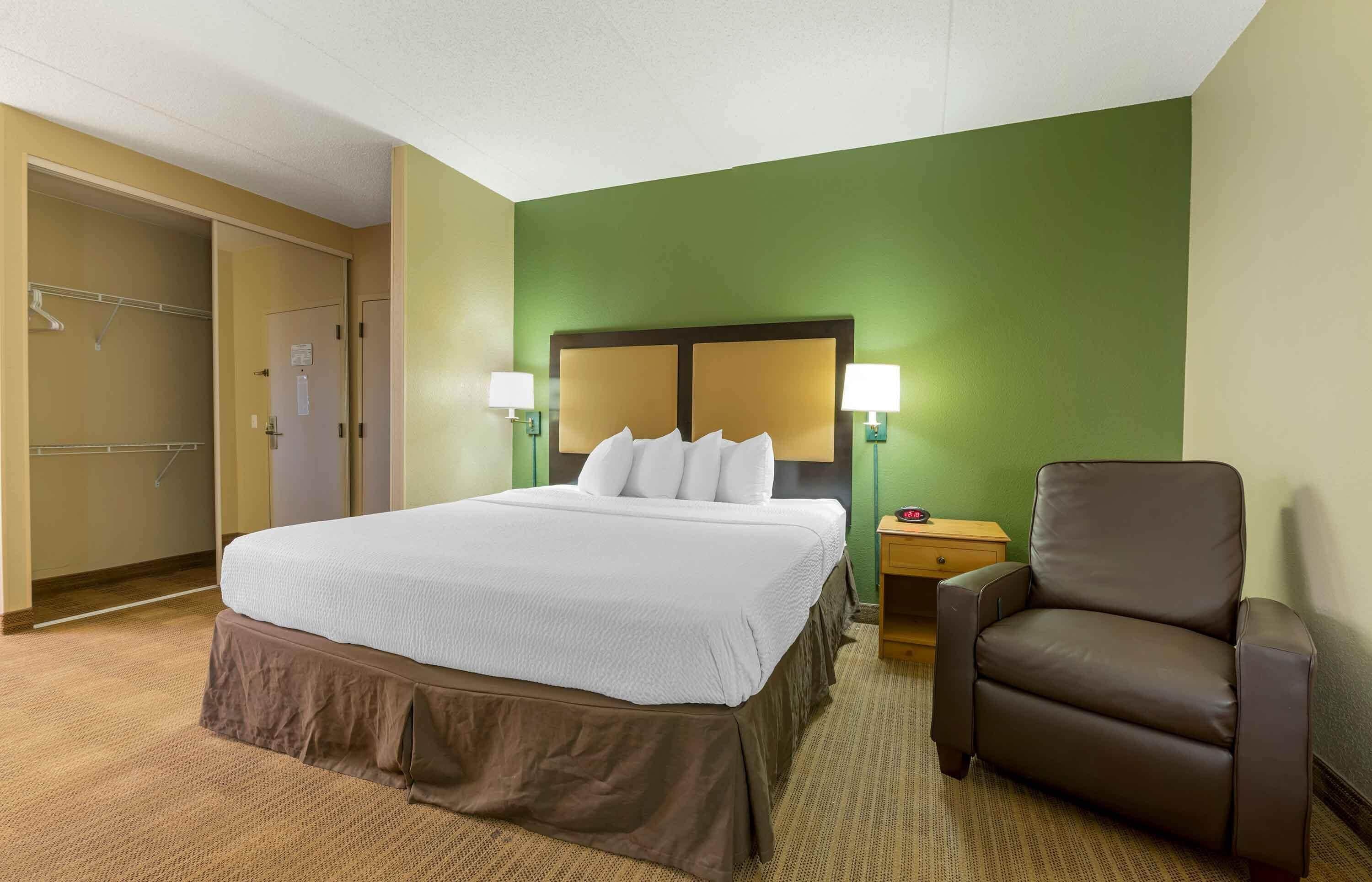 Studio, 1 King Bed, Non Smoking | Desk, iron/ironing board, free WiFi, bed sheets