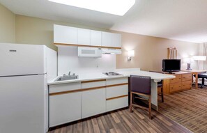 Studio, 2 Queen Beds, Non Smoking | Private kitchen
