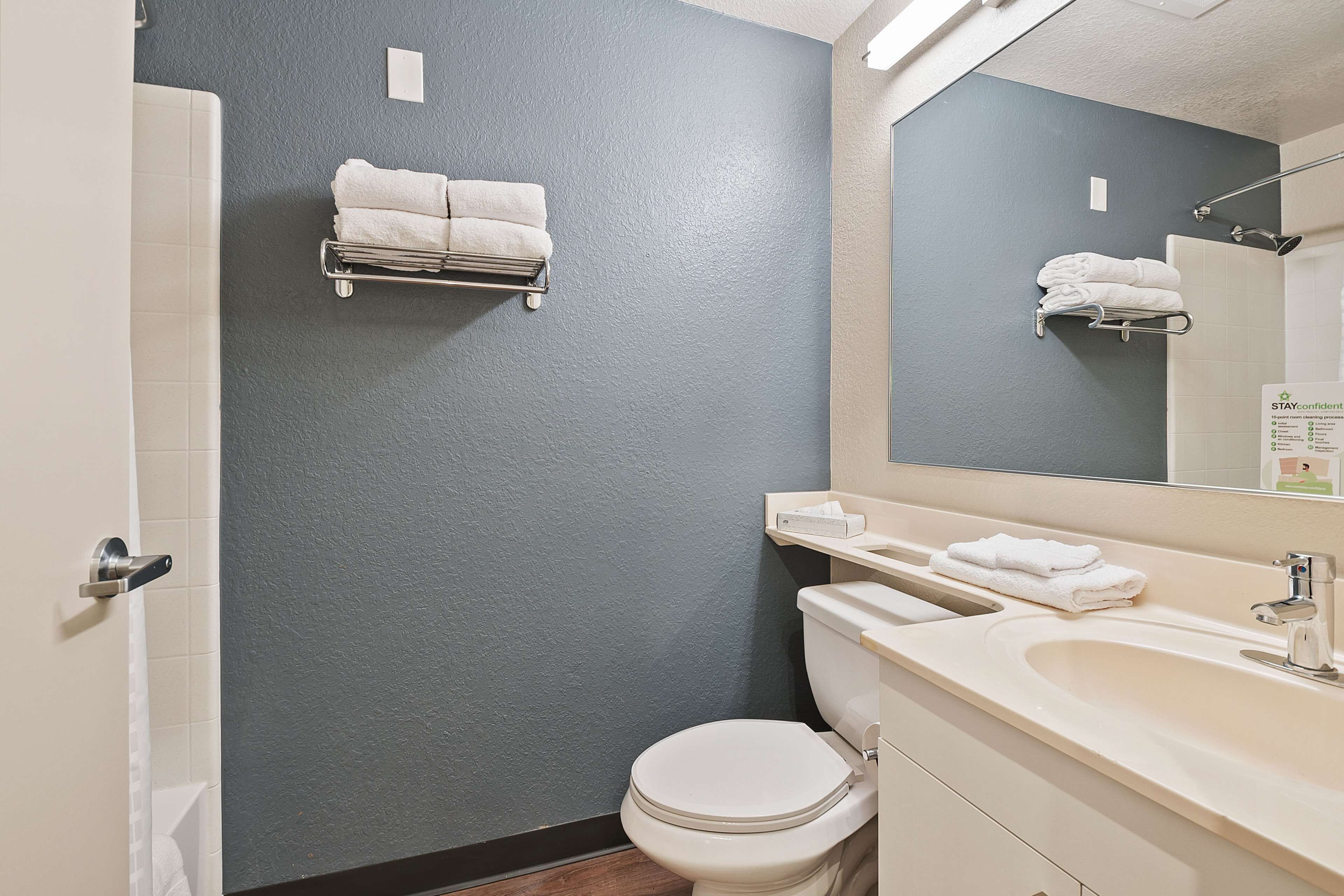 studio, 1 queen bed, non smoking | bathroom | combined shower/bathtub, free toiletries, hair dryer, towels