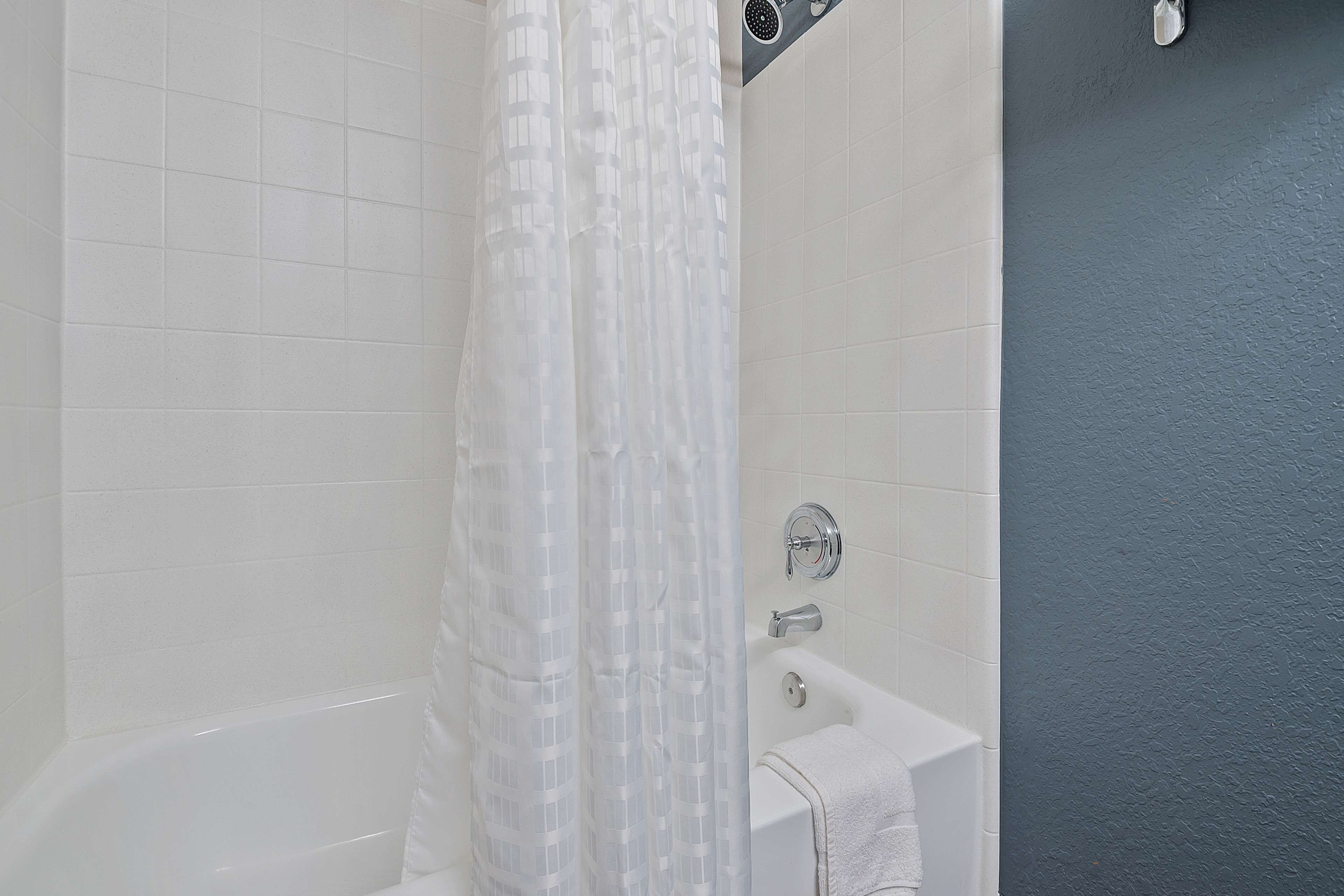 studio, 1 queen bed, non smoking | bathroom | combined shower/bathtub, free toiletries, hair dryer, towels